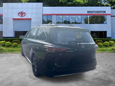 Certified 2025 Toyota Sienna Platinum FWD image 5
