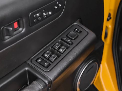 Used 2005 HUMMER H2 SUT Sport Utility Pickup 4D w/ Preferred Equipment Group image 40