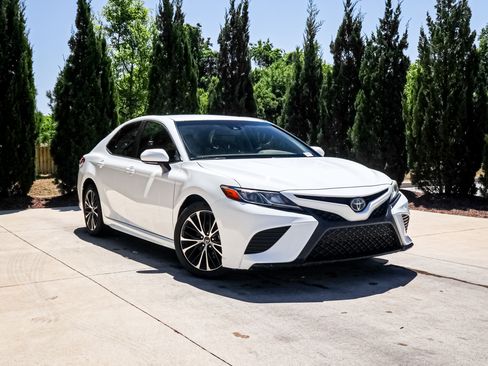 Used 2018 Toyota Camry SE w/ Convenience Package image 2