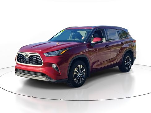Used 2020 Toyota Highlander XLE AWD/4WD image 3