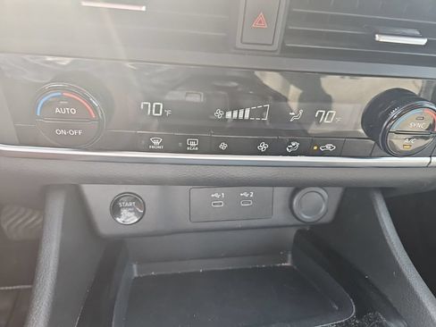 Used 2025 Nissan Rogue SV AWD/4WD image 17