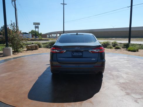 Used 2019 Ford Fusion SE image 3