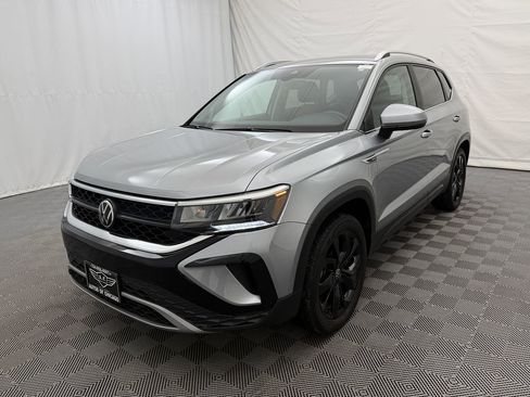 Used 2023 Volkswagen Taos SE w/ Black Wheel Package image 2