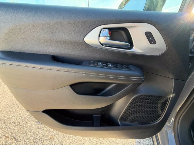 Used 2022 Chrysler Pacifica Touring-L w/ Uconnect Theater Family Group FWD image 9