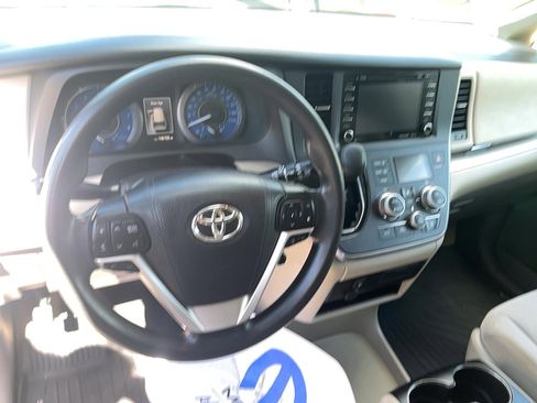 Used 2018 Toyota Sienna LE image 15