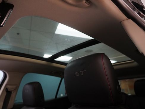 Used 2022 Buick Envision Essence w/ Technology Package II image 4