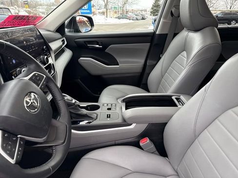 Used 2023 Toyota Highlander L image 13