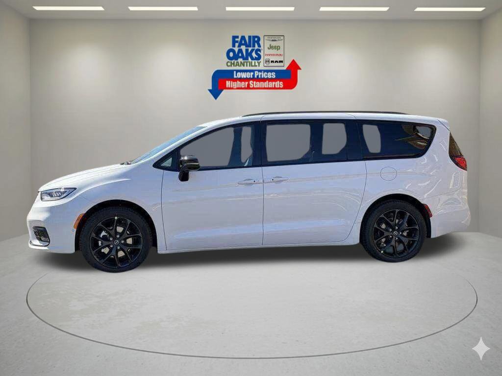New 2026 Chrysler Pacifica Select w/ S Appearance Package FWD image 10