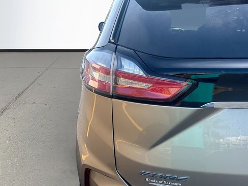 Used 2020 Ford Edge SE image 11