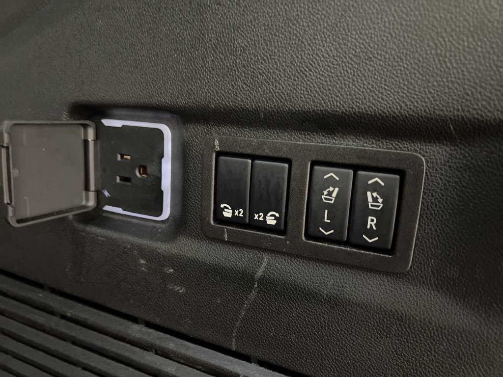 Used 2025 GMC Yukon XL Denali RWD image 46