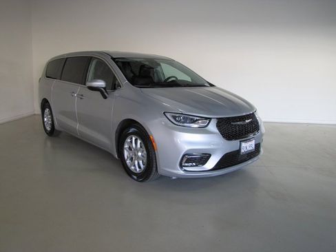 Used 2023 Chrysler Pacifica Touring-L image 3