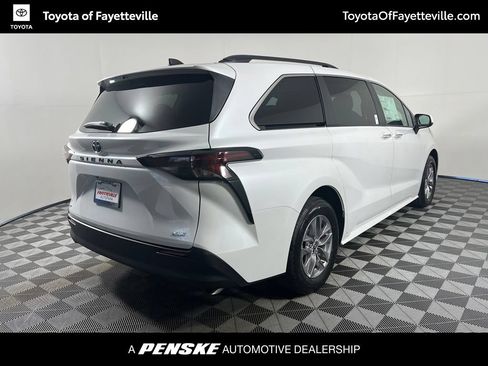 Used 2026 Toyota Sienna XLE FWD image 5