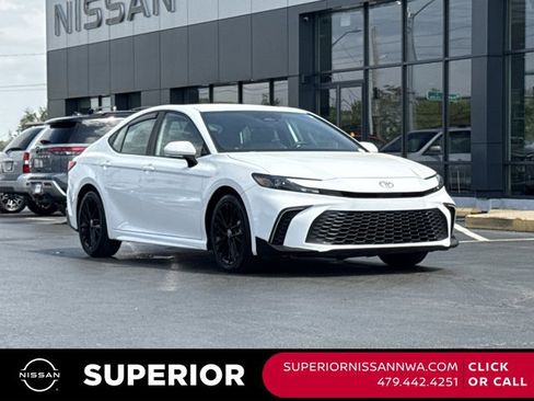 Used 2025 Toyota Camry SE image 1