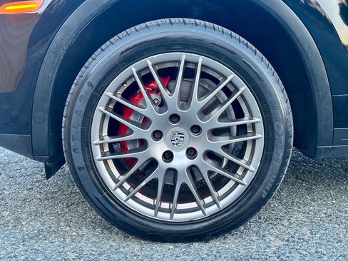 Used 2018 Porsche Cayenne w/ Premium Package AWD/4WD image 22