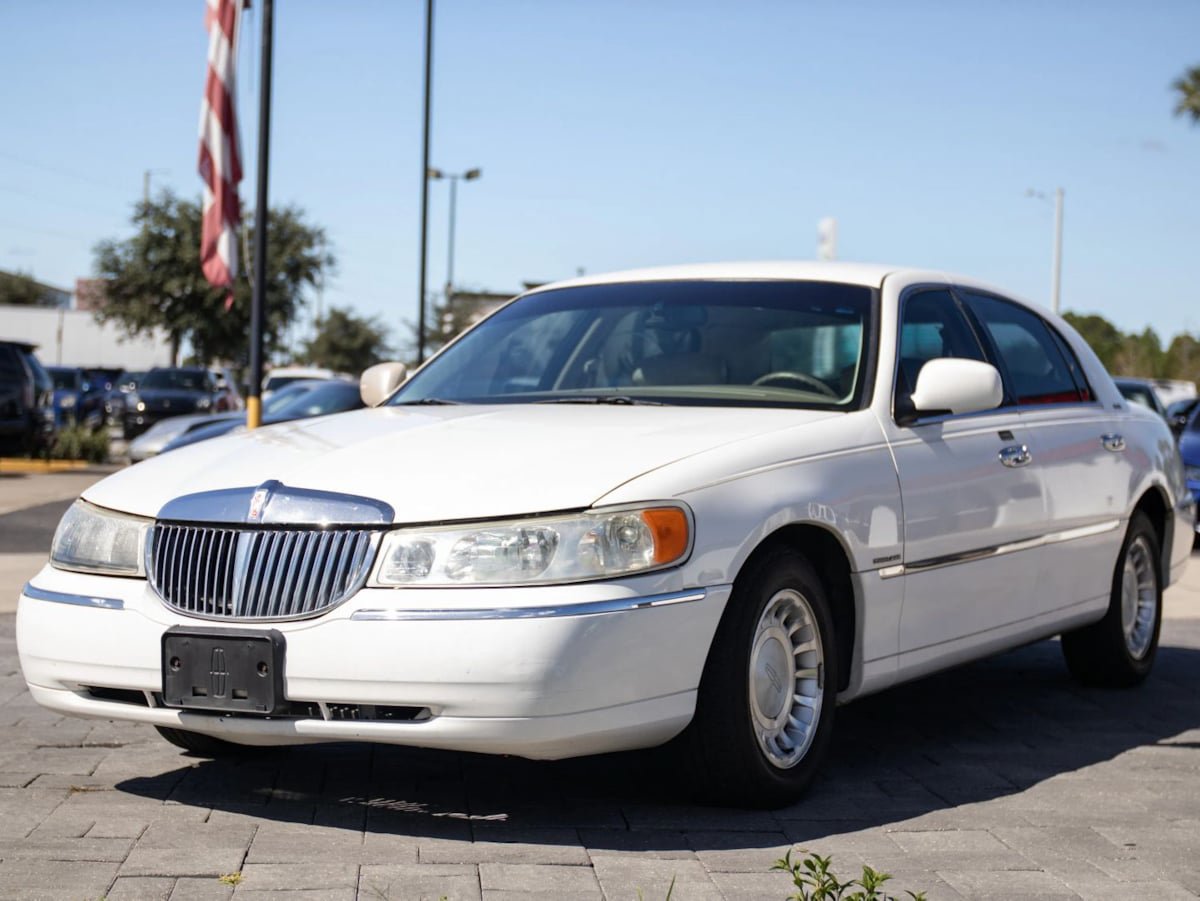 Used 2000 Lincoln Town Car Executive RWD image 6