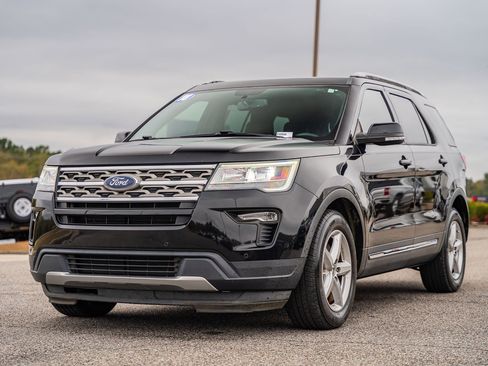 Certified 2018 Ford Explorer XLT w/ Equipment Group 202A image 3