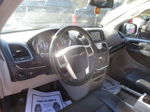 Used 2016 Chrysler Town & Country Touring-L image 9