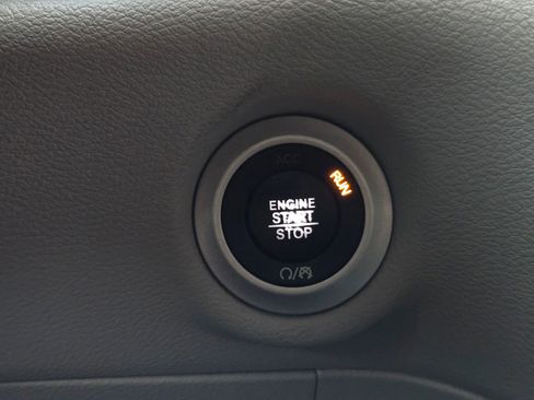 Used 2018 Chrysler Pacifica Touring-L image 34