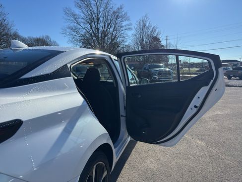 New 2025 Nissan Versa SR w/ Trunk Package image 21