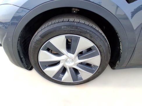 Used 2020 Tesla Model Y Long Range image 9