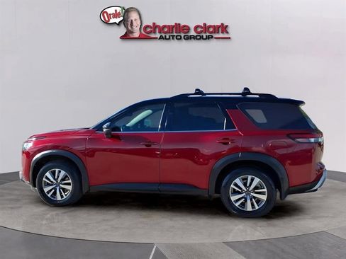 Used 2022 Nissan Pathfinder SL image 2