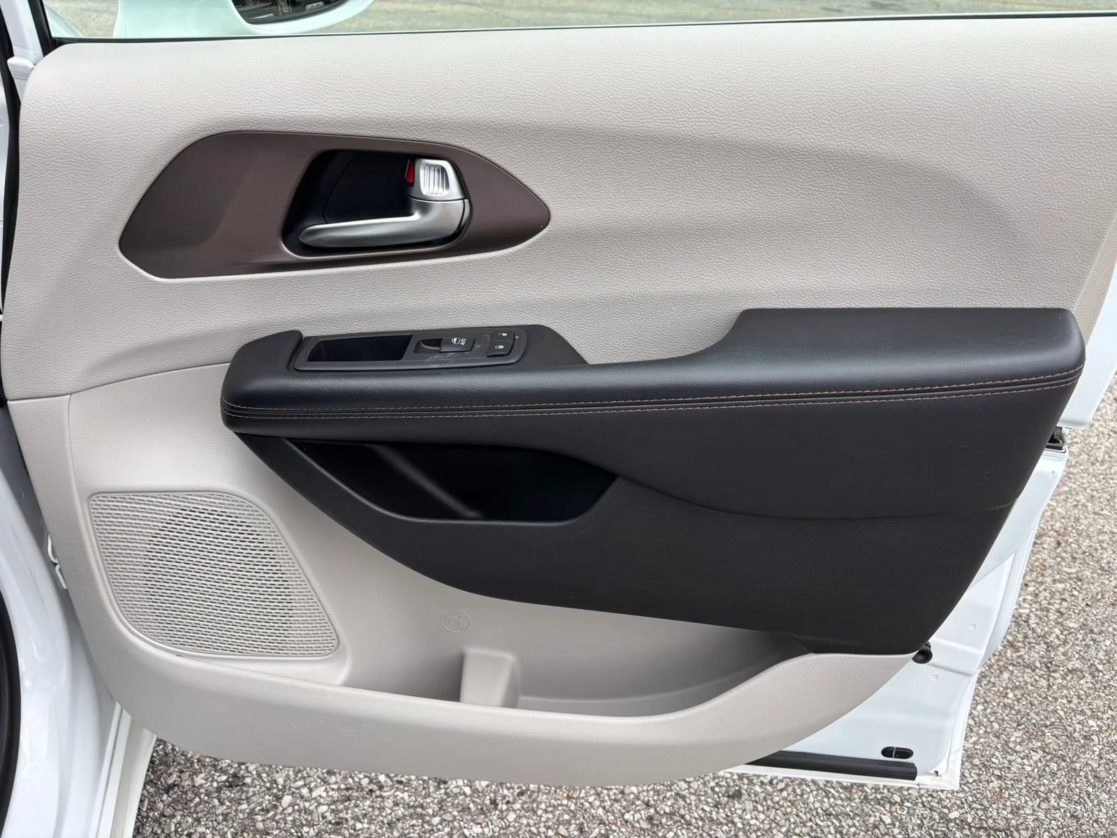 Used 2018 Chrysler Pacifica Touring-L FWD image 21