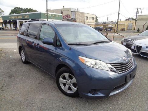 Used 2014 Toyota Sienna LE image 11