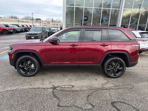 Certified 2023 Jeep Grand Cherokee Limited w/ Black Appearance Package image 18