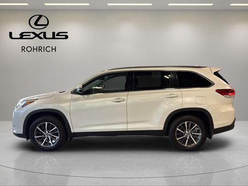 Used 2019 Toyota Highlander XLE AWD/4WD image 9