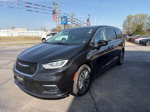 Used 2024 Chrysler Pacifica Limited image 7