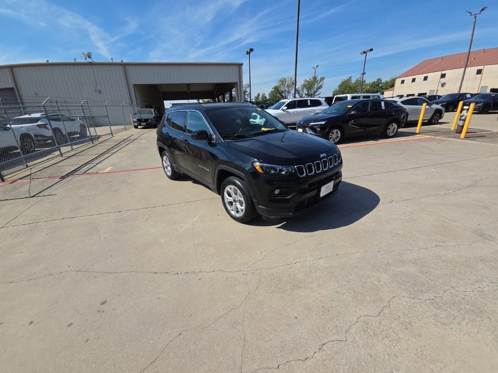 Used 2025 Jeep Compass Latitude w/ Sun & Sound Group AWD/4WD image 6