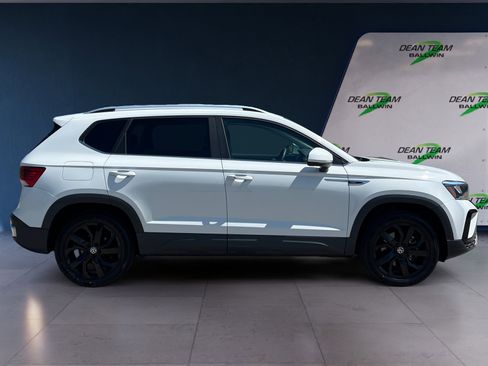 Certified 2022 Volkswagen Taos SE AWD/4WD image 10