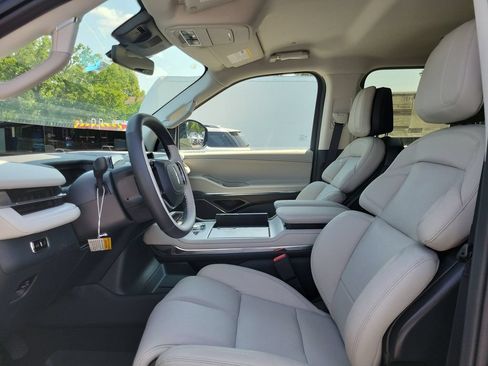 New 2026 Lincoln Navigator Premiere AWD/4WD image 18
