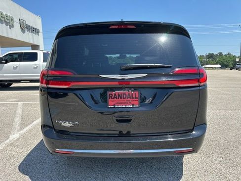 Used 2025 Chrysler Pacifica Select FWD image 6