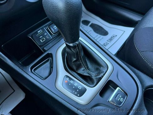 Used 2017 Jeep Cherokee Sport image 31