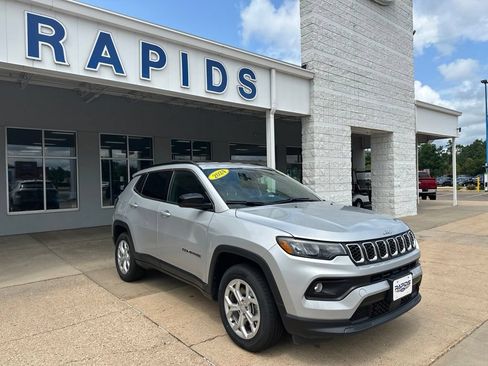 Used 2024 Jeep Compass Latitude AWD/4WD image 1
