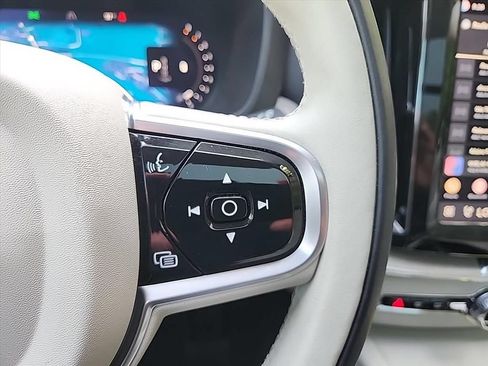 Certified 2023 Volvo XC60 B5 Plus w/ Climate Package AWD/4WD image 14