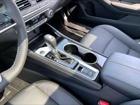 Used 2025 Nissan Altima 2.5 SL FWD image 13