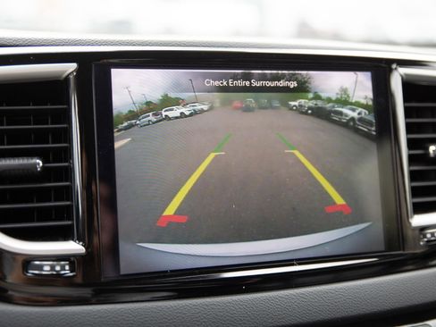 Used 2024 Chrysler Pacifica Touring-L FWD image 17
