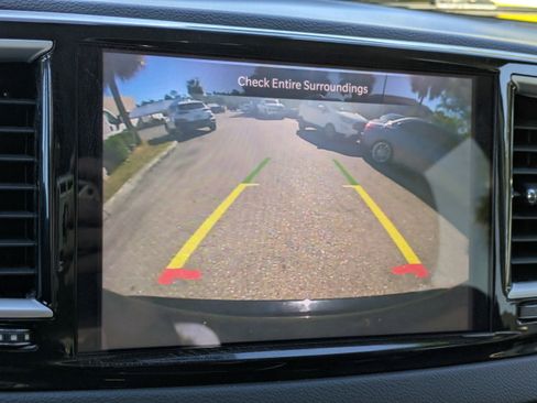 Used 2024 Chrysler Pacifica Touring-L image 27