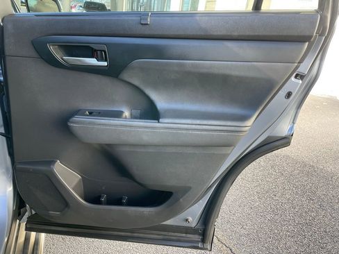 Used 2022 Toyota Highlander XLE image 35