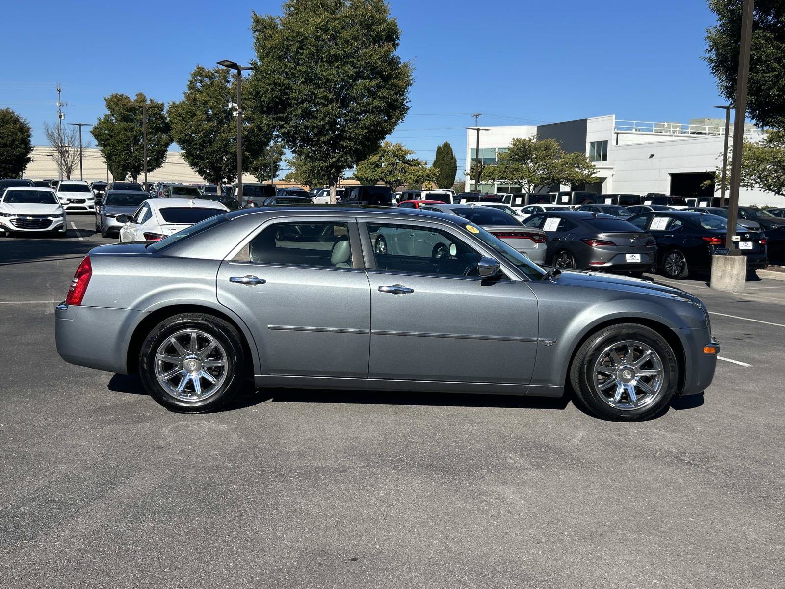 Used 2006 Chrysler 300 C w/ Navigation & Sound Group II RWD image 2