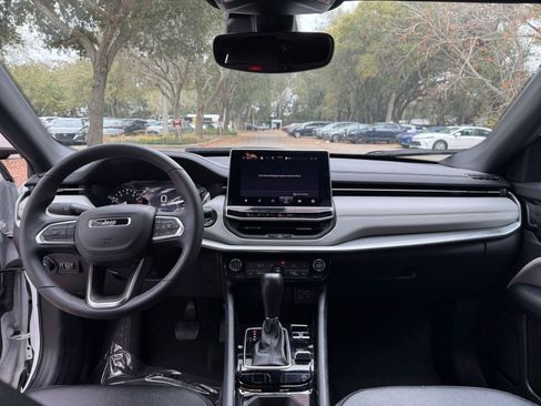 Used 2025 Jeep Compass Limited image 28