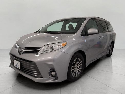 Used 2018 Toyota Sienna XLE w/ XLE Navigation Package FWD image 13