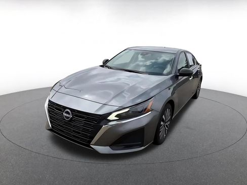 Used 2025 Nissan Altima 2.5 SV FWD image 6
