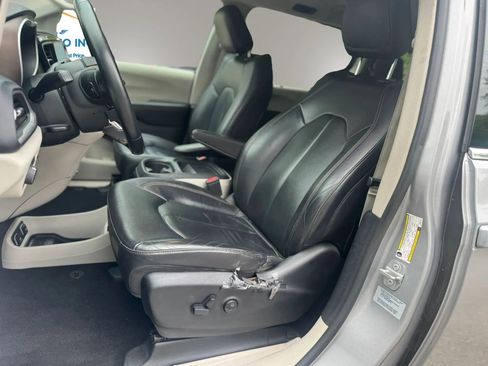 Used 2017 Chrysler Pacifica Touring-L FWD image 13