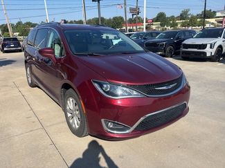 Used 2019 Chrysler Pacifica Touring-L w/ Tire & Wheel Group image 1