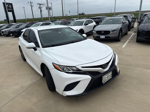 Used 2020 Toyota Camry SE FWD image 3
