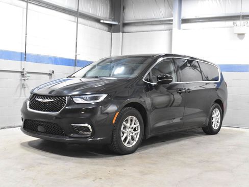 Used 2023 Chrysler Pacifica Touring-L FWD image 2
