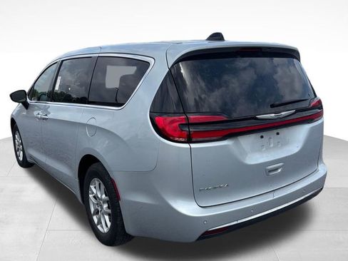 Used 2024 Chrysler Pacifica Touring-L FWD image 5